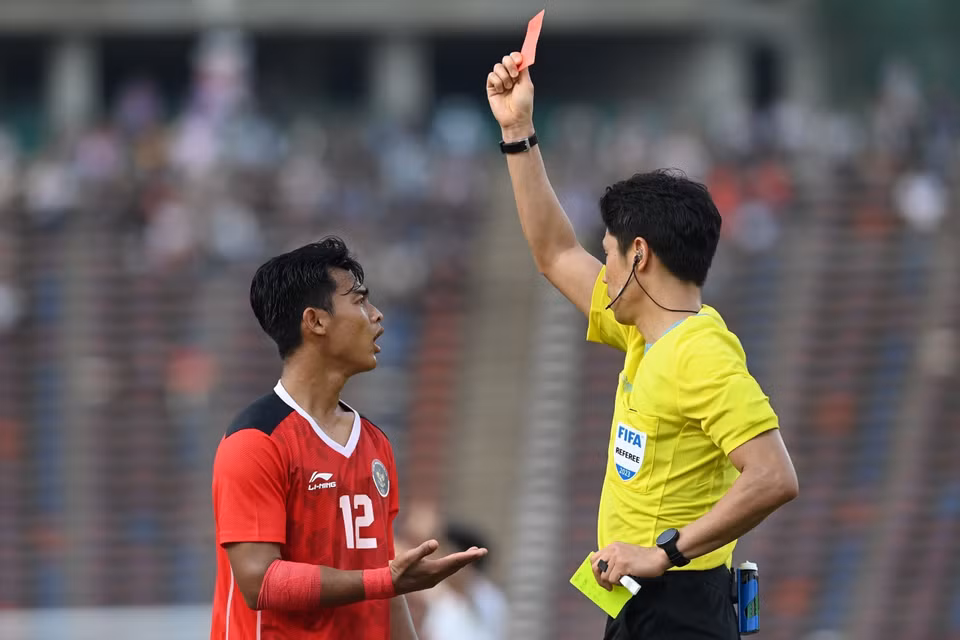 Phút 60, Arhan (12, U22 Indonesia) nhận thẻ đỏ rời sân. (Ảnh: Hoàng Linh/TTXVN)