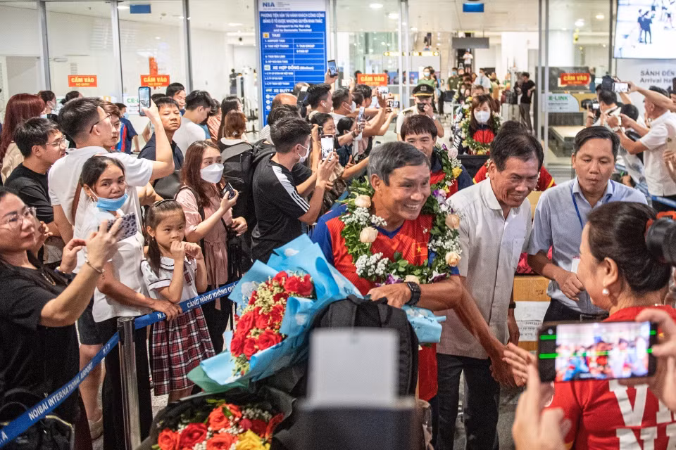 Đông đảo người hâm mộ chào đón Huấn luyện viên Mai Đức Chung cùng Đội tuyển Bóng đá Nữ Việt Nam. (Ảnh: Phạm Tuấn Anh/TTXVN)
