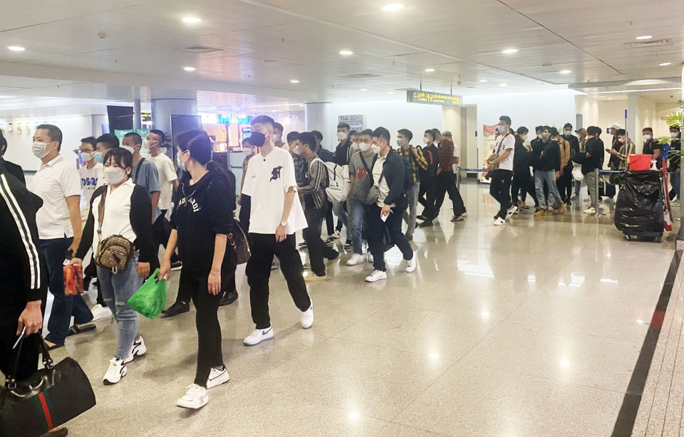 Các công dân Việt Nam từ Philippines về đến sân bay Tân Sơn Nhất. (Ảnh: TTXVN phát)