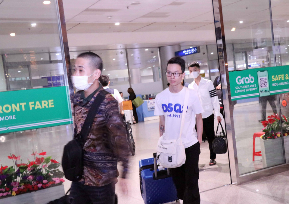 Các công dân Việt Nam từ Philippines về đến sân bay Tân Sơn Nhất. (Ảnh: Xuân Khu/TTXVN)