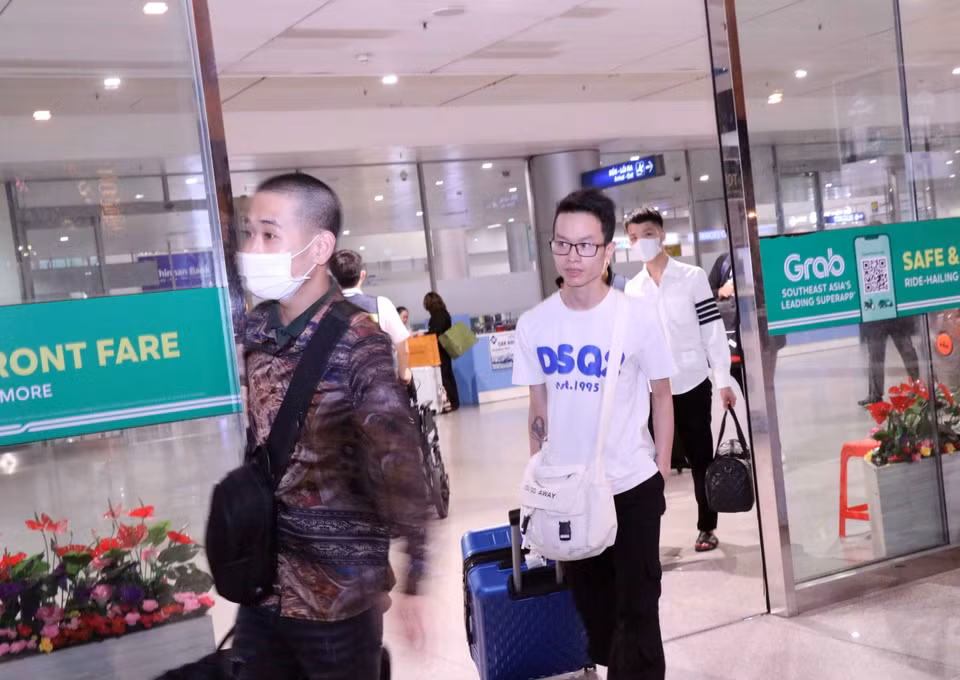Các công dân Việt Nam từ Philippines về đến sân bay Tân Sơn Nhất. (Ảnh: Xuân Khu/TTXVN)