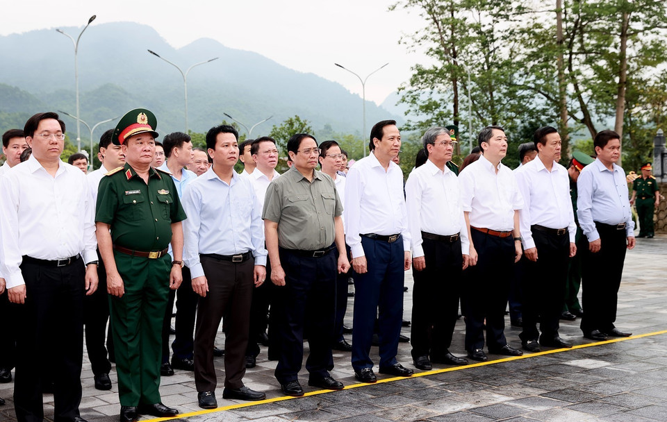 Thủ tướng Phạm Minh Chính và các đại biểu tưởng niệm các Anh hùng Liệt sỹ tại Nghĩa trang Liệt sỹ Quốc gia Vị Xuyên. (Ảnh: Dương Giang/TTXVN)