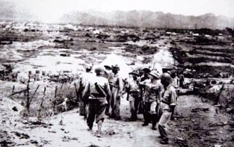 Đại tướng Võ Nguyên Giáp thị sát chiến trường sau chiến thắng Điện Biên Phủ. (Ảnh: Tư liệu/TTXVN phát)
