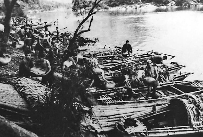 Công binh dùng mảng vượt sông Nậm Na đưa hàng về Điện Biên Phủ. (Ảnh: Tư liệu/TTXVN phát)