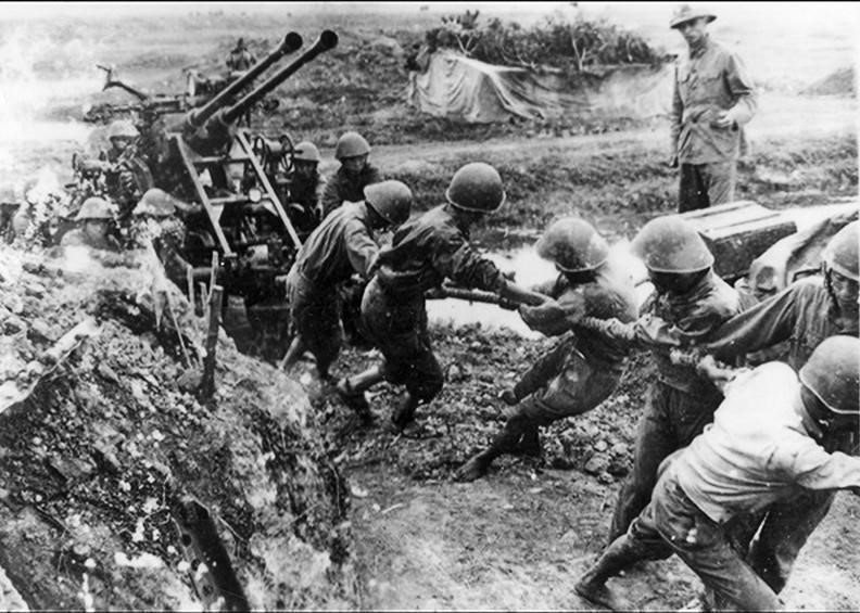 Bộ đội ta kéo pháo cao xạ vào chiến trường Điện Biên Phủ. (Ảnh: Tư liệu/TTXVN phát)