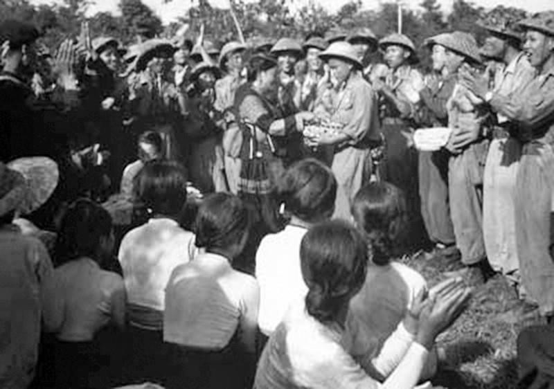 Nhân dân Mường Phăng tặng quà cho chiến sỹ sau chiến thắng Điện Biên Phủ. (Ảnh: Tư liệu/TTXVN phát)