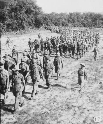 Tù binh Pháp ở Điện Biên Phủ được áp giải về tuyến sau. Kết thúc chiến dịch Điện Biên Phủ, quân và dân ta đã loại khỏi vòng chiến đấu 16.200 quân địch, thu toàn bộ vũ khí, trang bị quân sự, bắn rơi nhiều máy bay; xóa sổ hoàn toàn tập đoàn cứ điểm quân sự mạnh nhất Đông Dương của quân đội Pháp. (Ảnh: Tư liệu TTXVN)