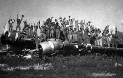 Bộ đội ta ăn mừng trên xác máy bay Pháp bị bắn rơi ở Mường Thanh. (Ảnh: Tư liệu/TTXVN phát)