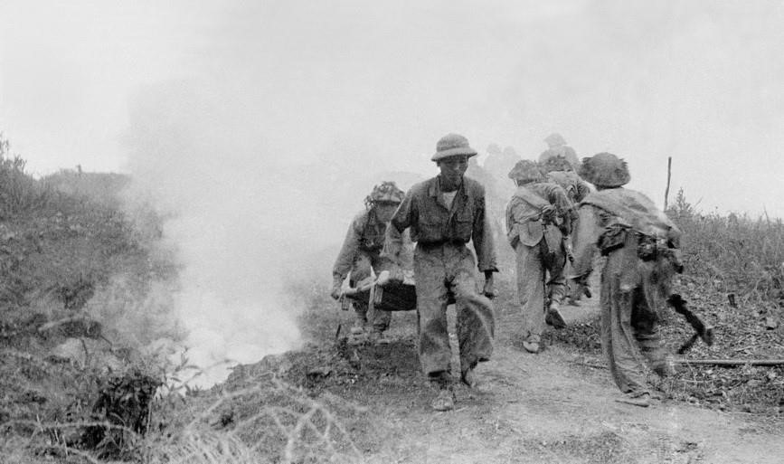 Các chiến sỹ quân y luôn luôn bám sát trận địa, cứu chữa kịp thời cho bộ đội bị thương. Trong chiến dịch Điện Biên Phủ, lực lượng quân y đã cứu chữa cho hơn 10.000 lượt thương binh, gần 4.500 bệnh binh. (Ảnh: Tư liệu TTXVN)