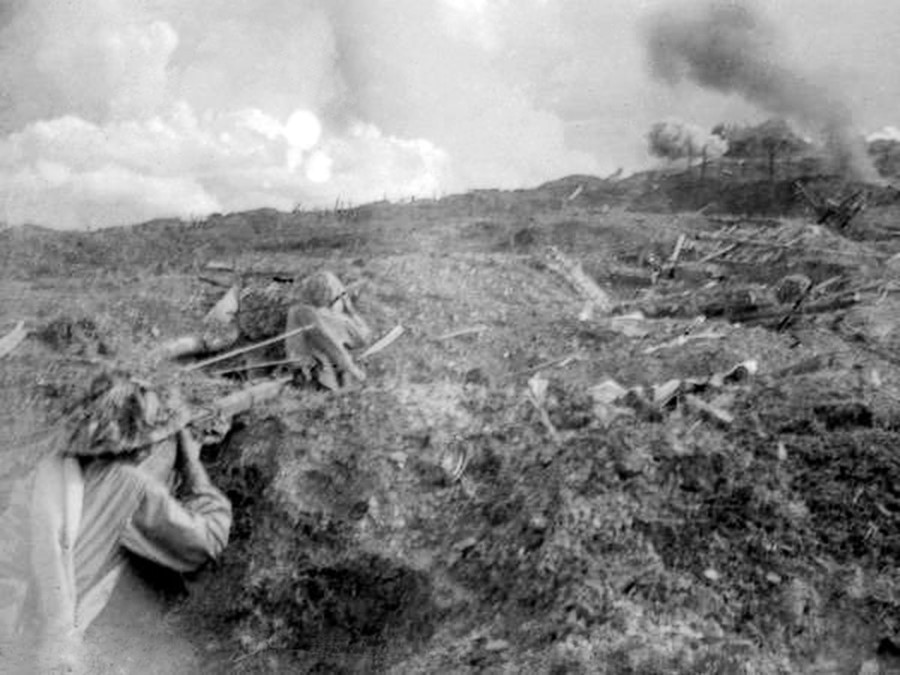 Cuộc chiến đấu diễn ra ác liệt trên khu vực đồi C. (Ảnh: TTXVN)