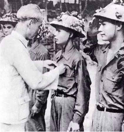 Chủ tịch Hồ Chí Minh tặng Huy hiệu “Chiến sỹ Điện Biên Phủ” cho những chiến sỹ lập công xuất sắc trong chiến dịch Điện Biên Phủ. (Ảnh: Tư liệu TTXVN)