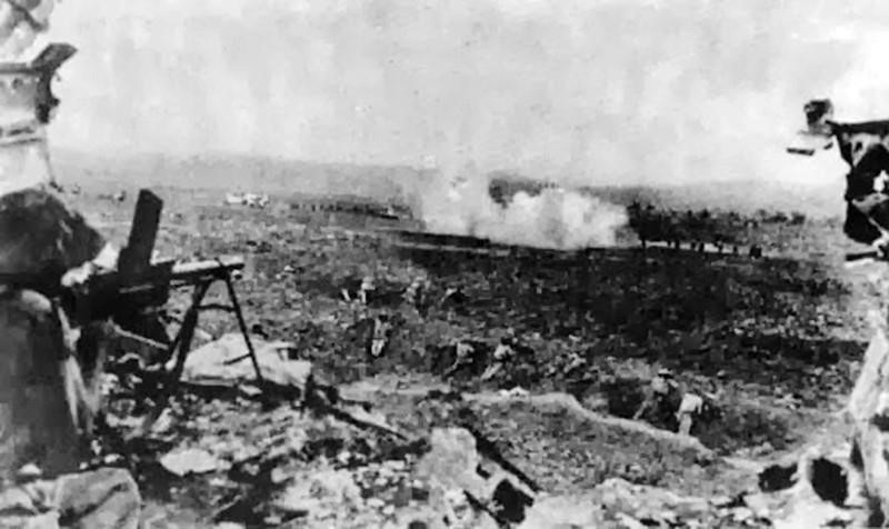 Bộ đội ta đánh địch phản kích. (Ảnh: Tư liệu/TTXVN phát)