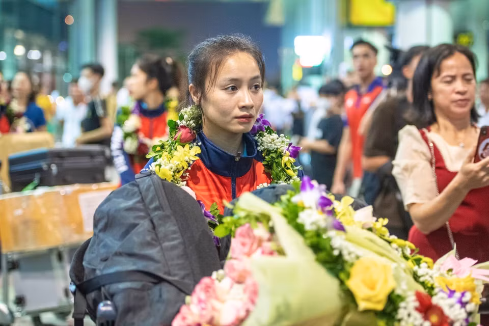 Cầu thủ Hoàng Thị Loan cùng đồng đội tại Sân bay Quốc tế Nội Bài. (Ảnh: Tuấn Đức/TTXVN)