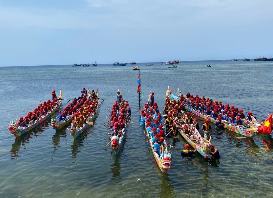 Đua thuyền Tứ Linh - một nét đẹp văn hóa của ngư dân trên đảo Lý Sơn. (Ảnh: Phạm Cường/TTXVN)