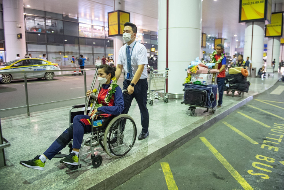 Cầu thủ Thúy Nga di chuyển bằng xe lăn tại Sân bay Quốc tế Nội Bài. (Ảnh: Tuấn Đức/TTXVN)