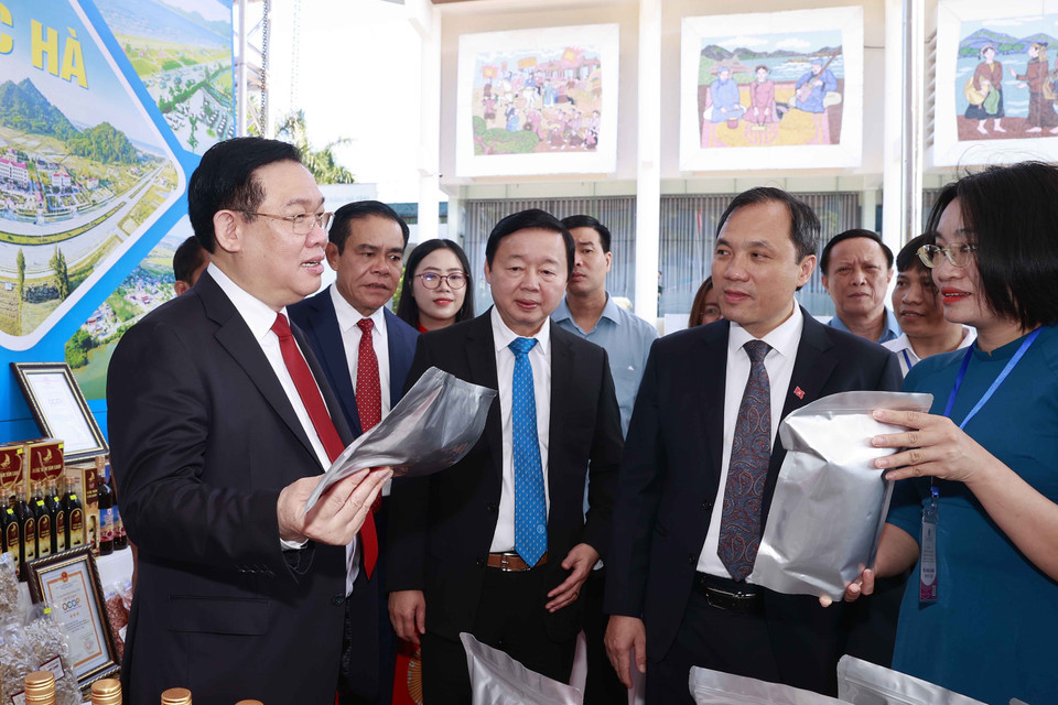 Chủ tịch Quốc hội Vương Đình Huệ và đại biểu tham gian hàng trưng bày sản phẩm tiêu biểu, đặc trưng của Hà Tĩnh. (Ảnh: Doãn Tấn/TTXVN)