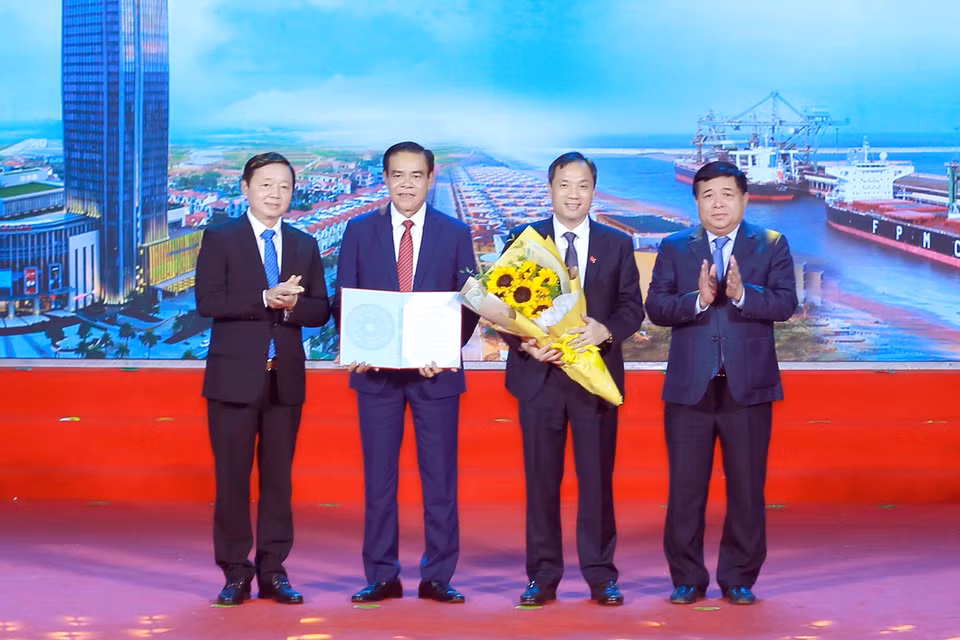 Phó Thủ tướng Trần Hồng Hà trao Quyết định Quy hoạch cho tỉnh Hà Tĩnh. (Ảnh: Doãn Tấn/TTXVN)