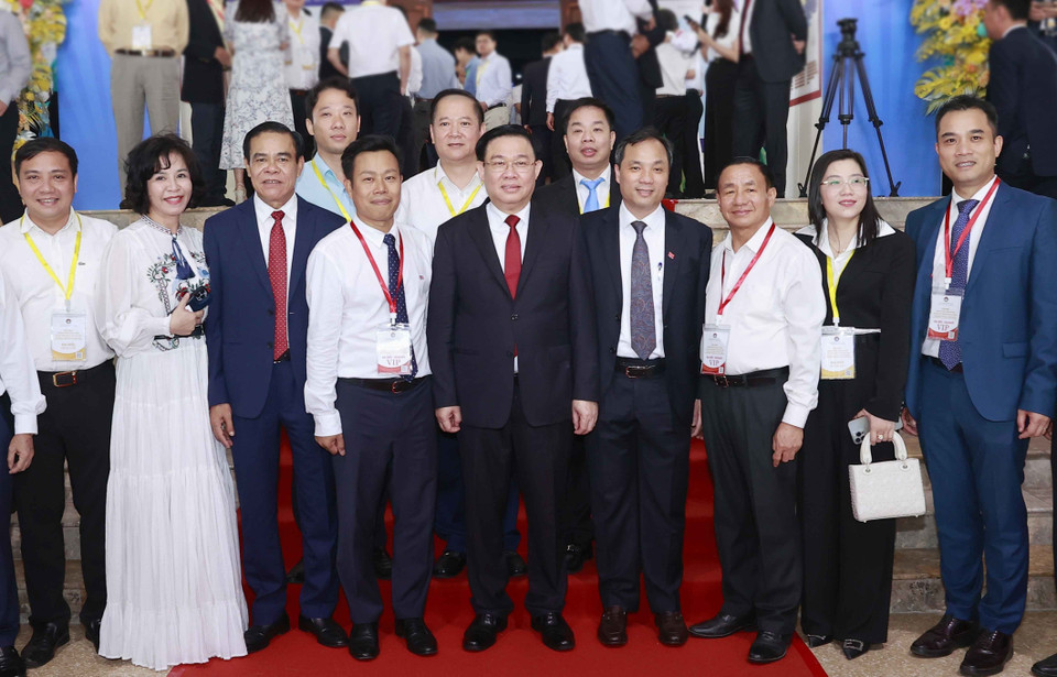 Chủ tịch Quốc hội Vương Đình Huệ với đại biểu dự hội nghị. (Ảnh: Doãn Tấn/TTXVN)