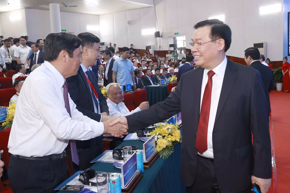 Chủ tịch Quốc hội Vương Đình Huệ với đại biểu dự Hội nghị công bố quy hoạch tỉnh và xúc tiến đầu tư vào tỉnh Hà Tĩnh. (Ảnh: Doãn Tấn/TTXVN)