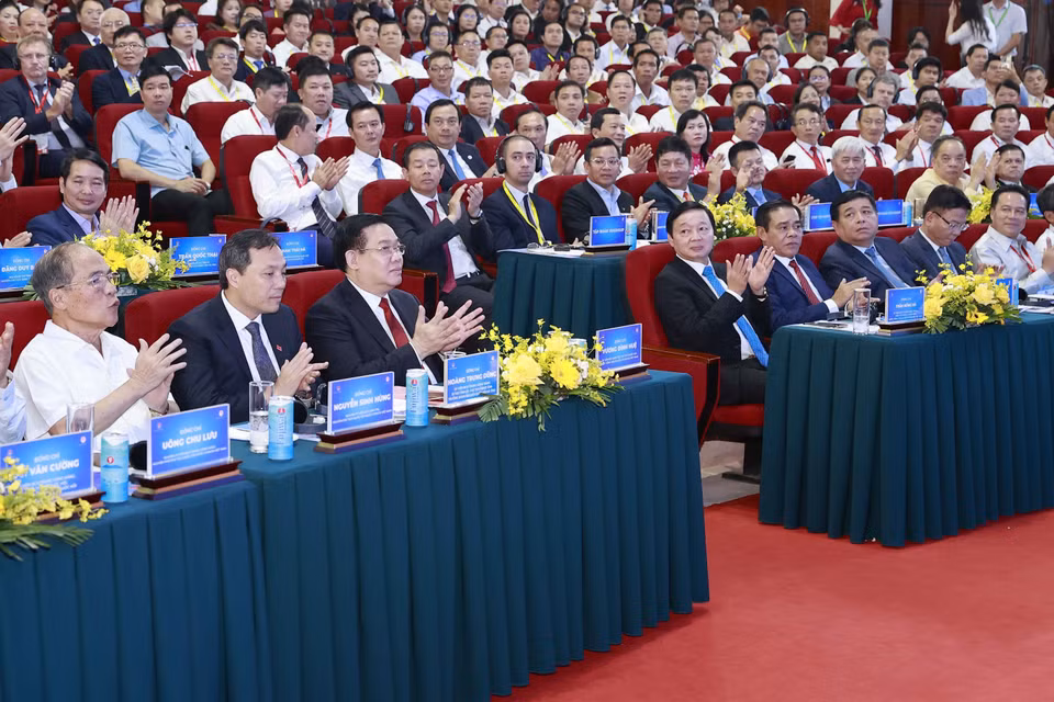 Chủ tịch Quốc hội Vương Đình Huệ và các đại biểu dự Hội nghị công bố quy hoạch và xúc tiến đầu tư vào tỉnh Hà Tĩnh. (Ảnh: Doãn Tấn/TTXVN)