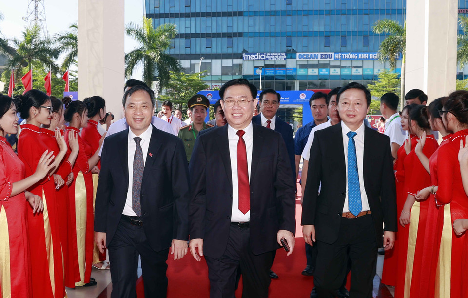 Chủ tịch Quốc hội Vương Đình Huệ và đại biểu đến dự hội nghị. (Ảnh: Doãn Tấn/TTXVN)