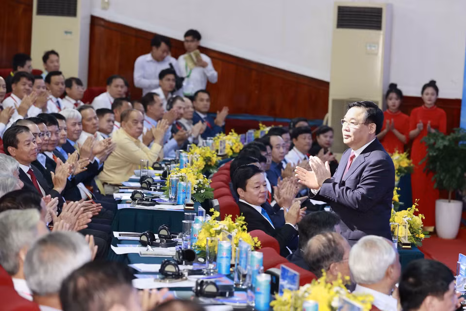 Chủ tịch Quốc hội Vương Đình Huệ và các đại biểu dự Hội nghị công bố quy hoạch và xúc tiến đầu tư vào tỉnh Hà Tĩnh. (Ảnh: Doãn Tấn/TTXVN)