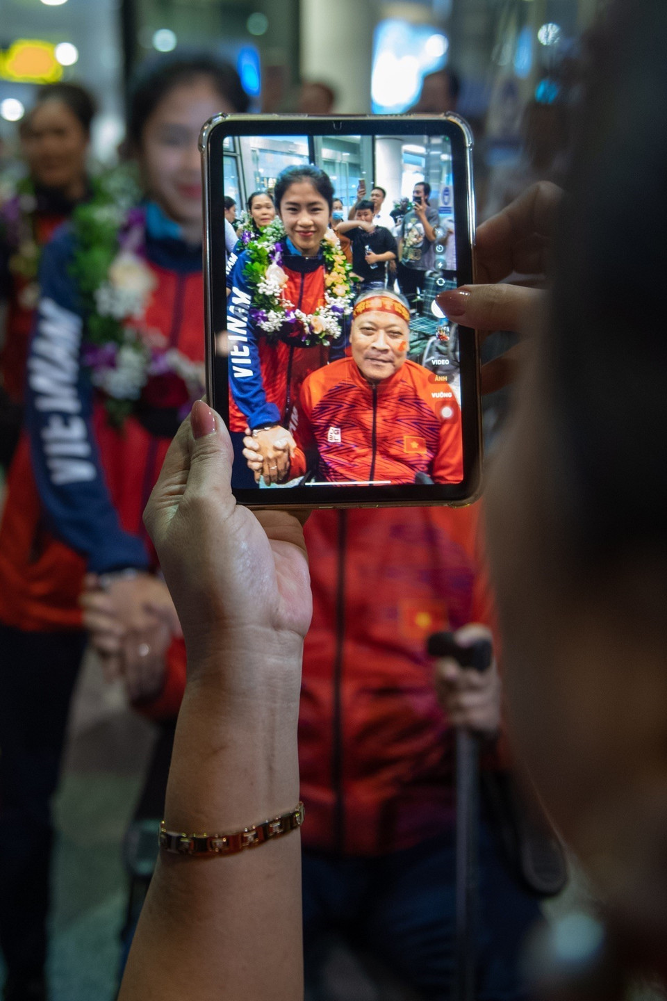 Cầu thủ Thanh Nhã chụp ảnh cùng người hâm mộ tại Sân bay Quốc tế Nội Bài. (Ảnh: Phạm Tuấn Anh/TTXVN)