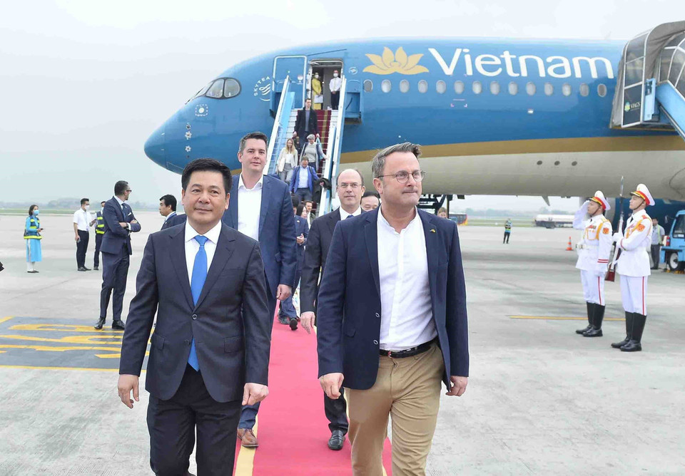 Bộ trưởng Bộ Công Thương Nguyễn Hồng Diên đón Thủ tướng Đại Công quốc Luxembourg Xavier Bettel tại Sân bay Quốc tế Nội Bài, Hà Nội. (Ảnh: Minh Đức/TTXVN)