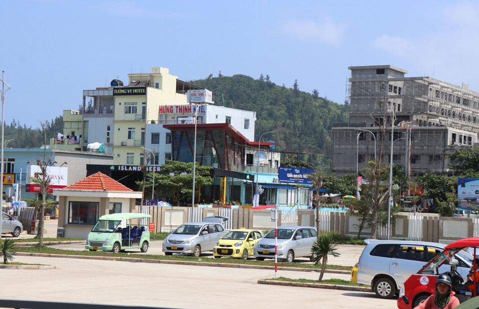 Hạ tầng phục vụ khách du lịch trên đảo ngày càng được hoàn thiện. (Ảnh: Phạm Cường/TTXVN)
