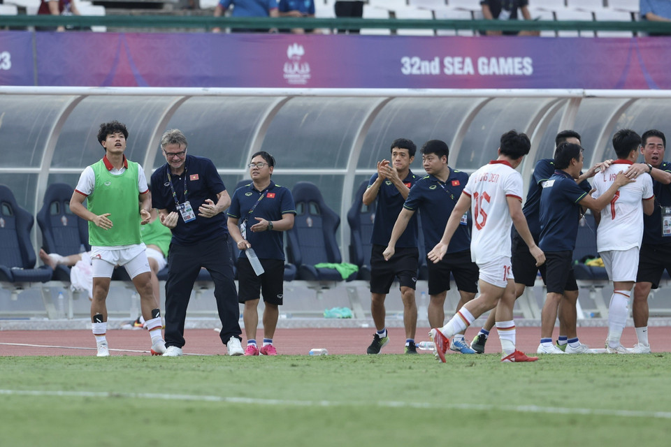 Niềm vui của Huấn luyện viên Philippe Troussier và Ban huấn luyện U22 Việt Nam sau khi có bàn san bằng tỷ số 2-2. (Ảnh: Minh Quyết/TTXVN)