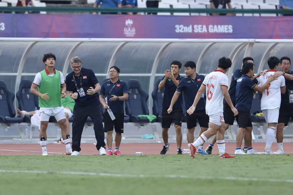 Niềm vui của Huấn luyện viên Philippe Troussier và Ban huấn luyện U22 Việt Nam sau khi có bàn san bằng tỷ số 2-2. (Ảnh: Minh Quyết/TTXVN)