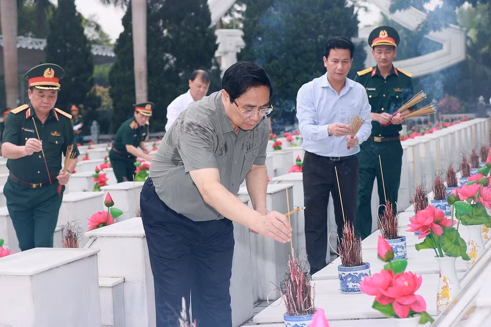 Thủ tướng Phạm Minh Chính thắp hương phần mộ Liệt sỹ tại Nghĩa trang Liệt sỹ Quốc gia Vị Xuyên. (Ảnh: Dương Giang/TTXVN)