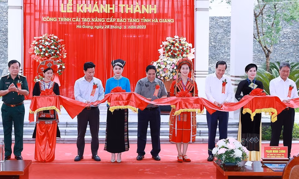 Cũng trong sáng 28/5, Thủ tướng Phạm Minh Chính dự Lễ khánh thành công trình cải tạo, nâng cấp Bảo tàng tỉnh Hà Giang. Trong ảnh: Thủ tướng Phạm Minh Chính và các đại biểu cắt băng khánh thành công trình Bảo tàng tỉnh Hà Giang. (Ảnh: Dương Giang/TTXVN)