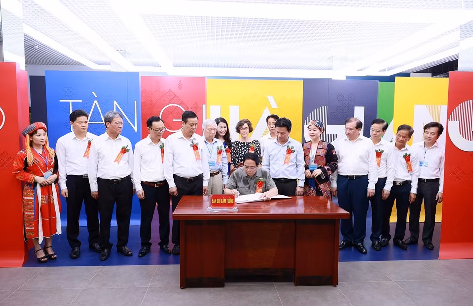 Thủ tướng Phạm Minh Chính viết lưu bút sau tại Bảo tàng tỉnh Hà Giang. (Ảnh: Dương Giang/TTXVN)