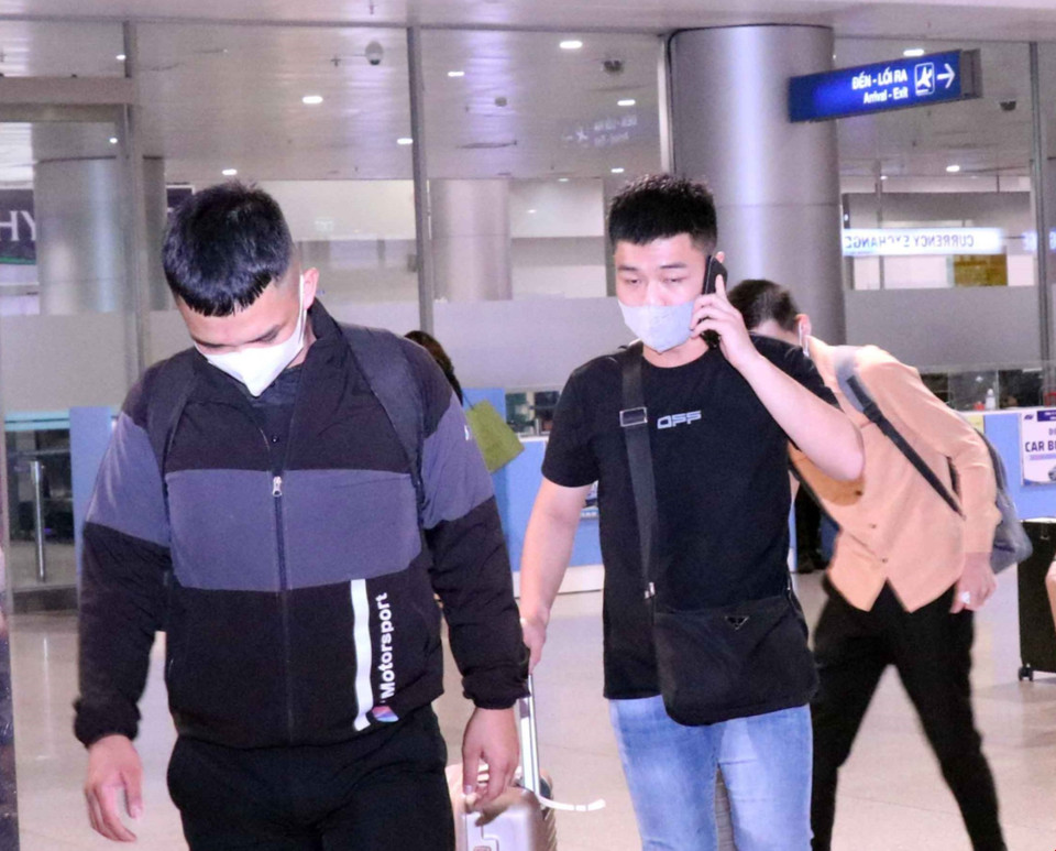 Các công dân Việt Nam từ Philippines về đến sân bay Tân Sơn Nhất. (Ảnh: Xuân Khu/TTXVN)