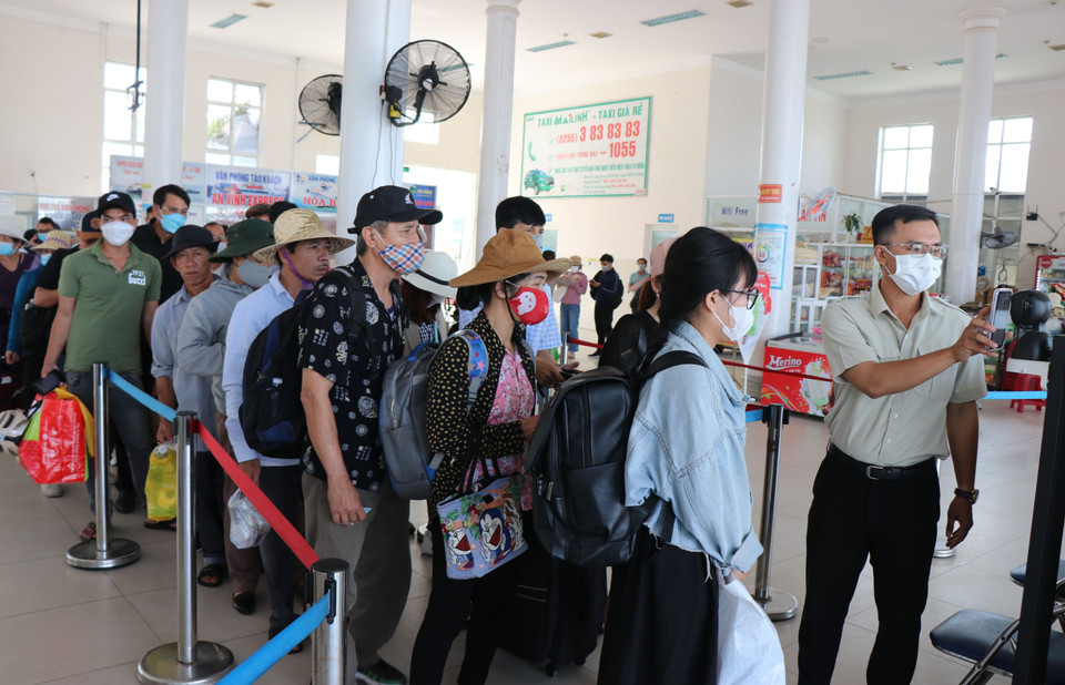 Xuất phát từ cảng Sa Kỳ, thành phố Quảng Ngãi, sau khoảng 40 phút đi tàu cao tốc, du khách sẽ đến được đảo Lý Sơn. (Ảnh: Phạm Cường/TTXVN)