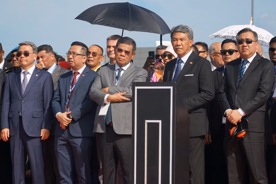 Bộ trưởng Quốc phòng Malaysia Mohamad Hasan (người thứ hai từ bên phải) và Bộ trưởng Giao thông Anthony Loke (người thứ nhất từ bên phải) chứng kiến buổi trình diễn không quân trong khuôn khổ LIMA 23. (Ảnh: Hằng Linh/TTXVN)