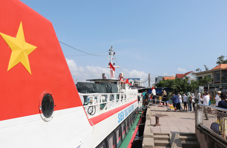 Xuất phát từ cảng Sa Kỳ, thành phố Quảng Ngãi, sau khoảng 40 phút đi tàu cao tốc, du khách sẽ đến được đảo Lý Sơn. (Ảnh: Phạm Cường/TTXVN)