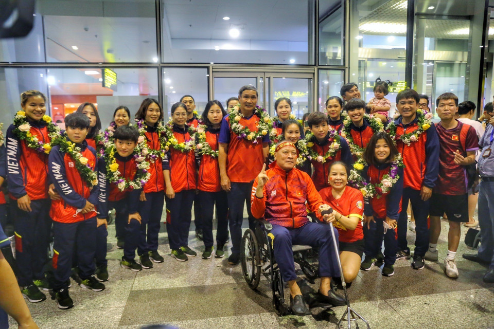 Đội tuyển Bóng đá Nữ Việt Nam cùng người hâm mộ tại Sân bay Quốc tế Nội Bài. (Ảnh: Tuấn Đức/TTXVN)