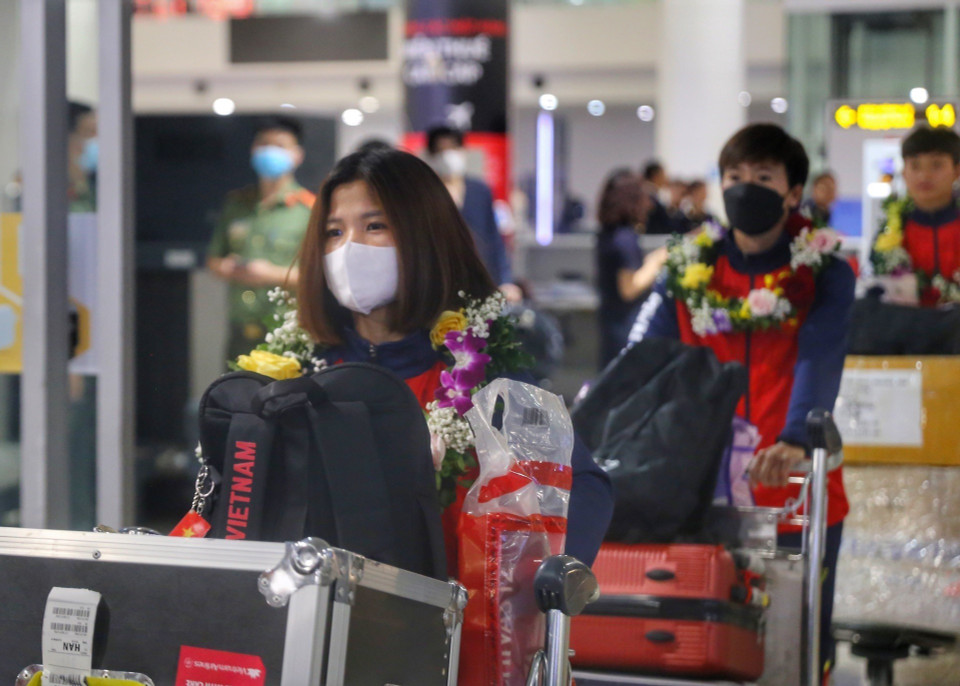 Tối 16/5, Đội tuyển Bóng đá Nữ Việt Nam cùng Huấn luyện viên Mai Đức Chung đã về đến Hà Nội sau khi lập thành tích vô địch SEA Games 32. Các cô gái Việt Nam đã đánh bại Myanmar để có lần thứ 4 bước lên ngôi đầu của bóng đá nữ Đông Nam Á. (Ảnh: Tuấn Đức/TTXVN)