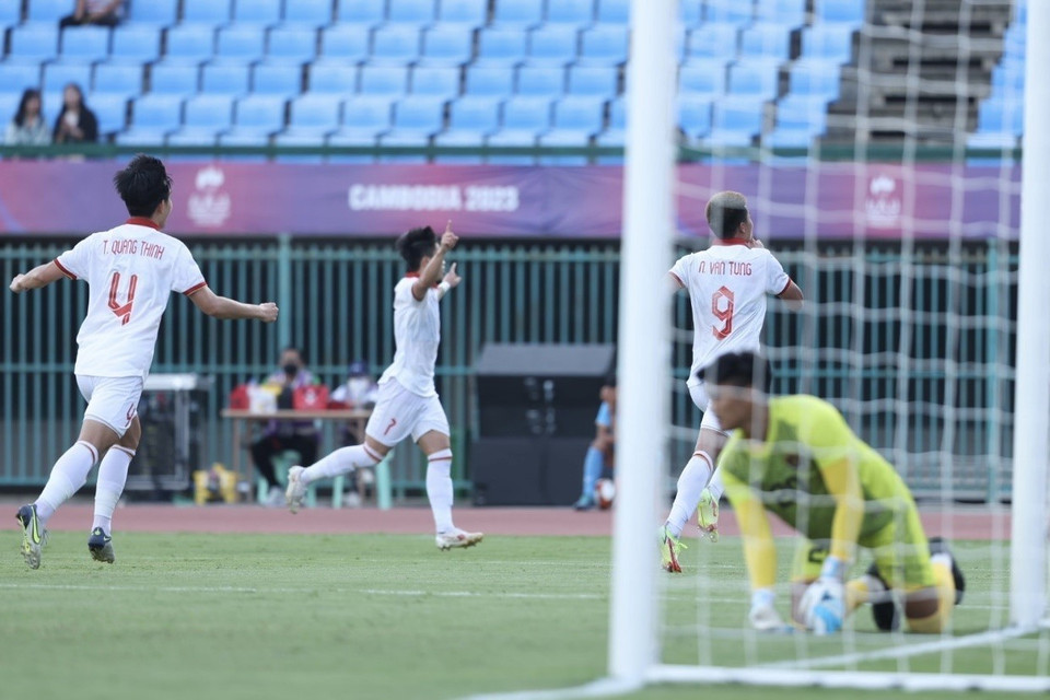Phút 36, Văn Tùng (9) đánh đầu hiểm hóc hạ gục thủ môn U22 Indonesia, san bằng tỷ số 1-1. (Ảnh: Minh Quyết/TTXVN)