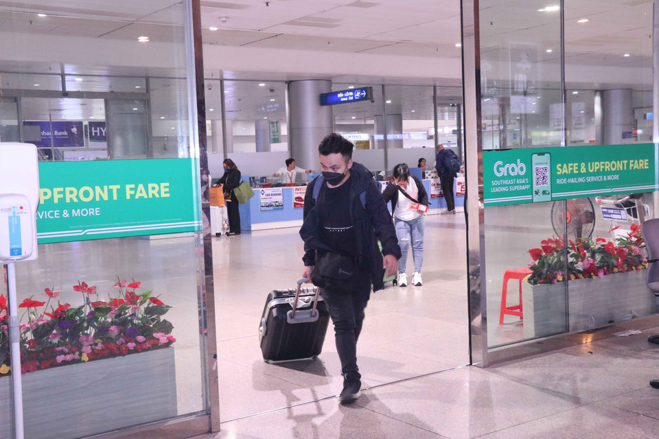 Các công dân Việt Nam từ Philippines về đến sân bay Tân Sơn Nhất. (Ảnh: Xuân Khu/TTXVN)