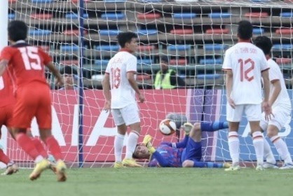 Tình huống dẫn đến pha ghi bàn nâng tỷ số lên 2-1 của U22 Indonesia ở phút 53. (Ảnh: Minh Quyết/TTXVN)
