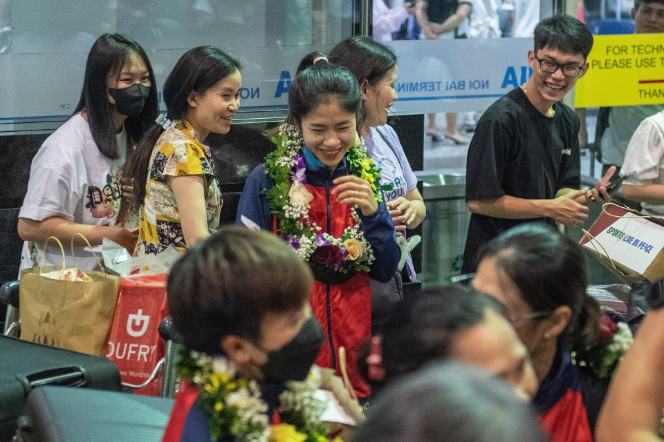 Đội tuyển Bóng đá Nữ Việt Nam về đến Sân bay Quốc tế Nội Bài trong sự chào đón của người hâm mộ. (Ảnh: Phạm Tuấn Anh/TTXVN)