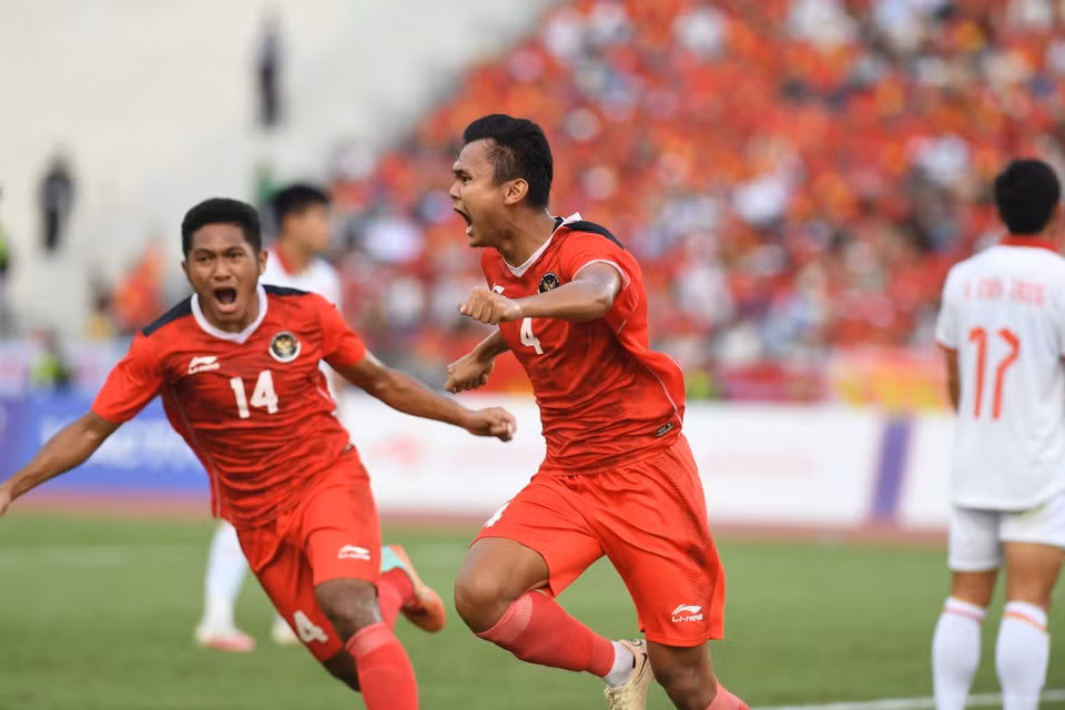 Pha ăn mừng của Komang (4, Indonesia) sau pha đánh đầu mở tỷ số. (Ảnh: Hoàng Linh/TTXVN)