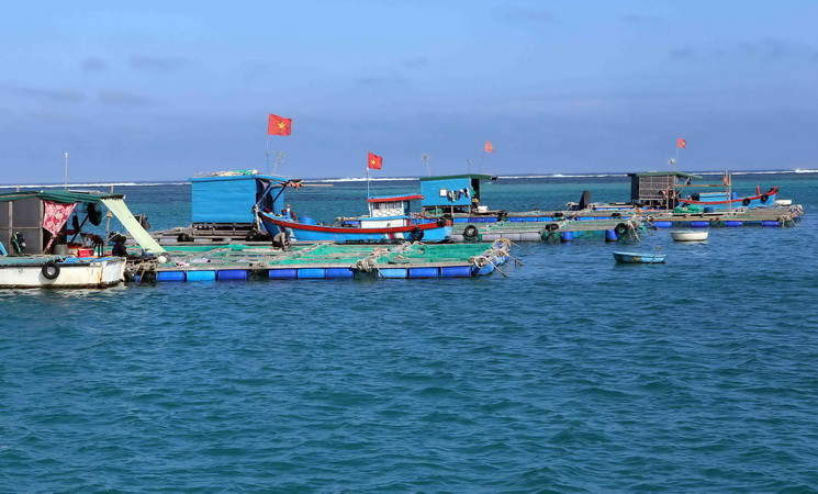 Bè nuôi thuỷ sản của người dân đảo Lý Sơn. (Ảnh: Trần Lê Lâm/TTXVN)