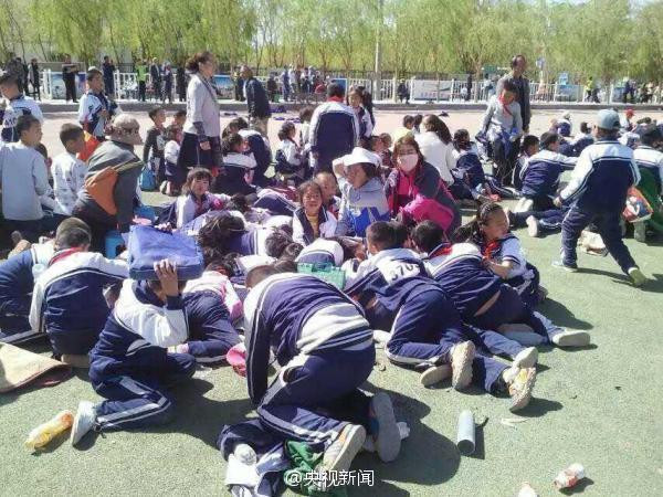 Trận bão cát xảy ra khi học sinh đang trên sân vận động. (Nguồn: CCTV)