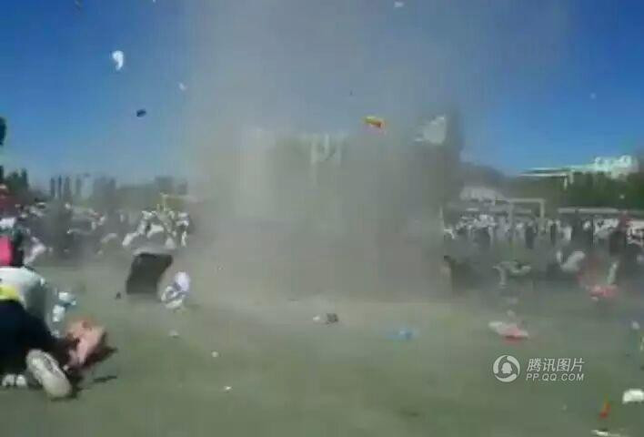 Lý Giai Kỳ, học sinh lớp 3 một trường tiểu học ở Trung Quốc, bỗng bay bổng lên không trung sau khi một cơn bão cát quét qua sân vận động huyện Qua Châu, tỉnh Cam Túc, Trung Quốc. (Nguồn: QQ)