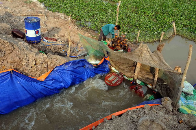 Bơm nước từ nội đồng vào khu sinh thái tại Khu bảo tồn đất ngập nước Láng Sen - khu Ramsar thứ 7 của Việt Nam - tại Huyện Tân Hưng (Long An). (Ảnh: An Hiếu/TTXVN)