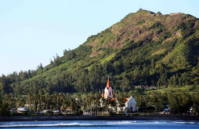Đảo Lý Sơn (còn gọi là Cù lao Ré) có diện tích tự nhiên gần 10km2, là huyện đảo duy nhất của tỉnh Quảng Ngãi, nằm cách đất liền 15 hải lý về phía Đông Bắc. Đảo được hình thành do sự kiến tạo địa chất với sự phun trào nham thạch của núi lửa, tạo nên những cảnh quan thiên nhiên kỳ thú. Hiện nay, Lý Sơn đang là điểm du lịch hấp dẫn đối với du khách trong nước và quốc tế. (Ảnh: Trần Lê Lâm/TTXVN)